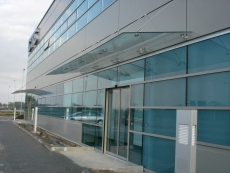CTP Ostrava Hrabová, celoskleněné zavěšované markýzy