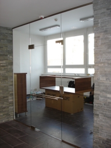 Rehabilitační ústav Hrabyně , celoskleněné stěny Dorma Univerzal
