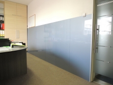 Lacobel – obklad stěny , kancelář GLASCOMP Ostrava