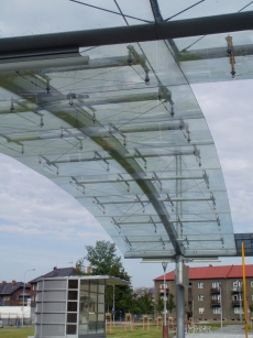 Přednádražní prostor nádraží Ostrava Svinov, lepená bezpečnostní skla 